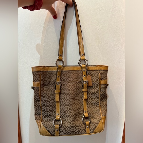 Tan coach purse, signature pattern - Picture 2 of 8